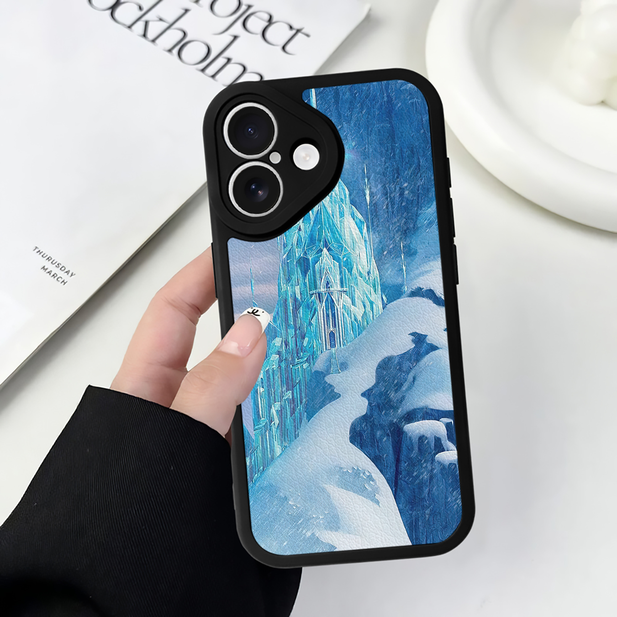 （画像用） アナと雪の女王 アンナ エルサ Frozen Anna Elsa 【iPhone 16シリーズ対応】シリコンスマホケース（レザー調） 材質：シリコン